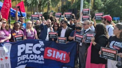 Jornalistas fazem ato contra censura e agressões na Câmara