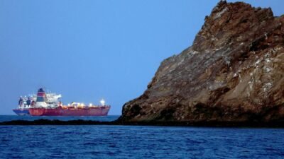 Iranianos ameaçam bloquear comércio marítimo após cerco naval dos EUA