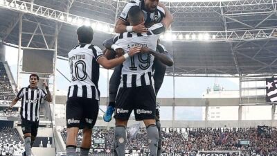 Botafogo vence Corinthians pelo Brasileirão com três de Arthur Cabral