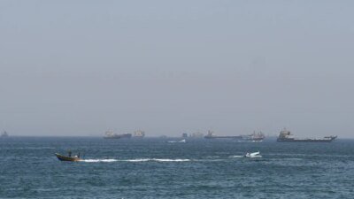 EUA lançam novos ataques ao Irã; forças iranianas fecham Ormuz