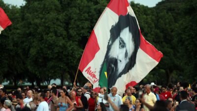 Lula e eleitores idosos se emocionam em “festa de aniversário”