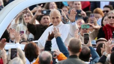 Leão XIV sobe ao papamóvel pela primeira vez desde cirurgia de câncer