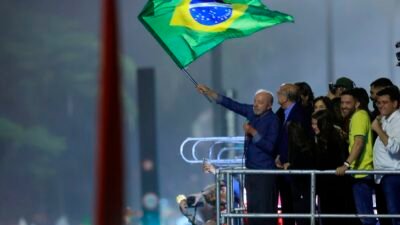 Em festa da vitória, Lula pede que público cante Hino da Independência