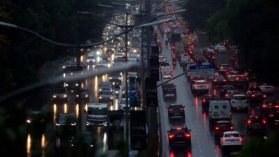Chuva alaga ruas do centro e deixa um morto na zona norte de São Paulo